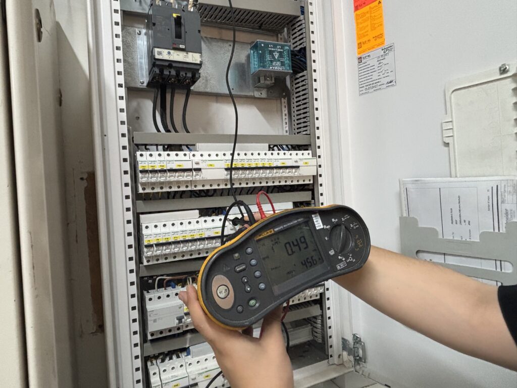 2025 güncellemeleriyle elektrik tesisatı, topraklama ve yıldırımdan korunma kontrollerinde proje uygunluğu, güncel rapor formatı ve sözleşmeli periyodik kontrol süreci daha kritik hale geldi.