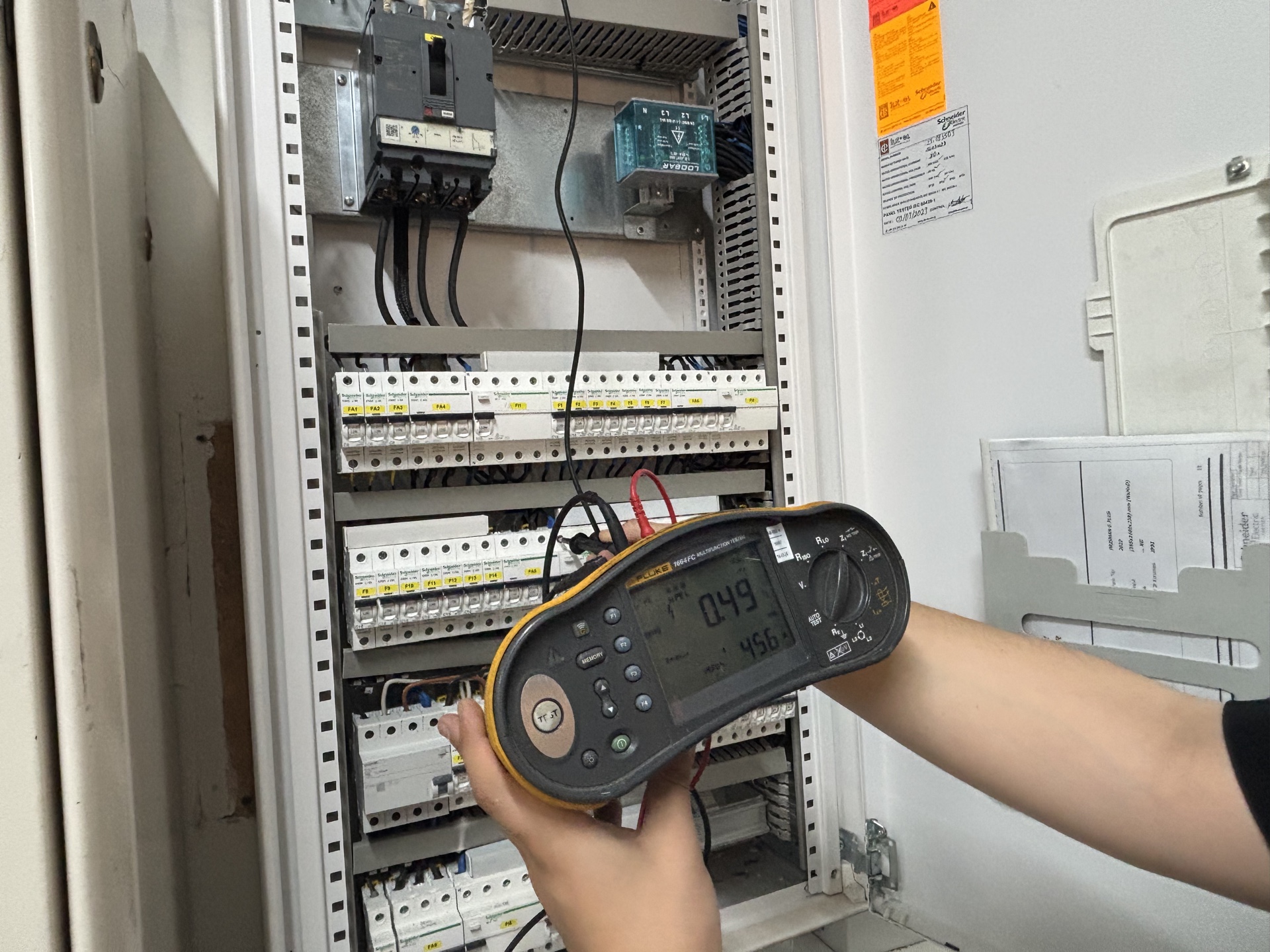 Elektrik panosu yıllık fenni 2025 güncellemeleriyle elektrik tesisatı, topraklama ve yıldırımdan korunma kontrollerinde proje uygunluğu, güncel rapor formatı ve sözleşmeli periyodik kontrol süreci daha kritik hale geldi.